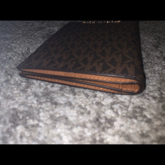 MICHAEL KORS PASSPORT WALLET - Picture 6 of 9